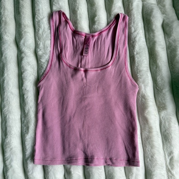 Skims Pink Rib Tank Top - Picture 3 of 3